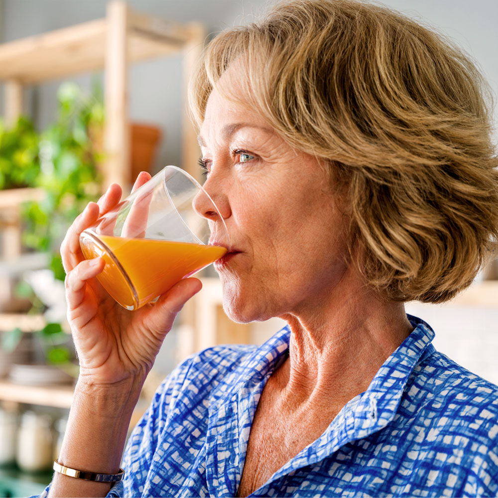 Frau-Seniorin trinkt CamoVital
